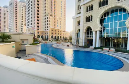 صورة لـ حوض سباحة شقة - غرفة نوم - 2 حمامات للايجار في فيفا غرب - فيفا بحرية - جزيرة اللؤلؤة - الدوحة ، صورة رقم 1