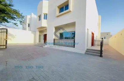 Villa - 4 Bedrooms - 6 Bathrooms for rent in Umm Al Seneem Street - Ain Khaled - Doha