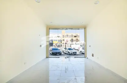 محل تجاري - استوديو - 1 حمام للايجار في شارع النعمان - العزيزية - الدوحة