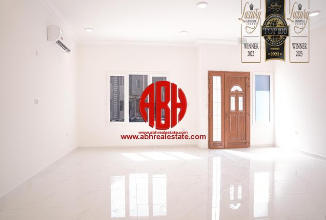 مجمع سكني - 7 غرف نوم - 7 حمامات للايجار في شارع عمر المختار - الحي الدبلوماسي - الدوحة