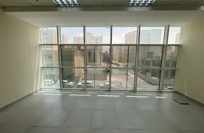 مساحات مكتبية - استوديو - 2 حمامات للايجار في مبنى رمادا التجاري - شارع الروابي - المنتزه - الدوحة