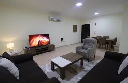 صورة لـ غرفة المعيشة / غرفة الطعام شقة - 3 غرف نوم - 3 حمامات للايجار في نجمة - الدوحة ، صورة رقم 1