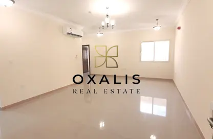 Apartment - 2 Bedrooms - 3 Bathrooms for rent in Thabit Bin Zaid Street - Al Mansoura - Doha