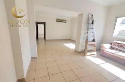 Apartment - 2 Bedrooms - 3 Bathrooms for rent in Umm Ghuwalina - Umm Ghuwailina - Doha