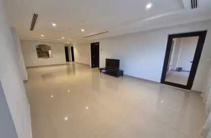 Apartment - 1 Bedroom - 2 Bathrooms for rent in West Porto Drive - Porto Arabia - The Pearl Island - Doha