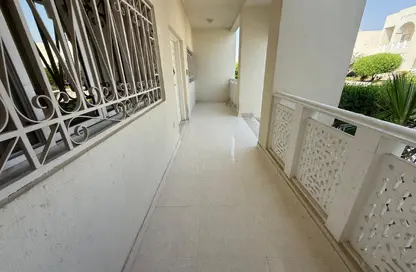 فيلا - 3 غرف نوم - 4 حمامات للايجار في شارع عنيزة - الحي الدبلوماسي - الدوحة