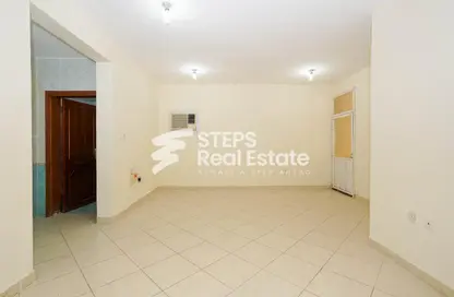 Apartment - 2 Bedrooms - 2 Bathrooms for rent in Bin Omran 35 - Fereej Bin Omran - Doha