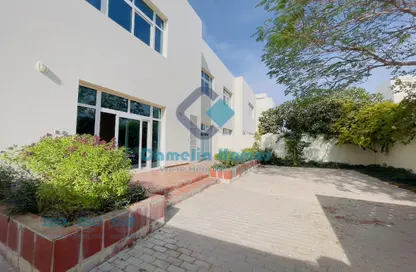 مجمع سكني - 3 غرف نوم - 4 حمامات للايجار في شارع ام السنيم - عين خالد - الدوحة