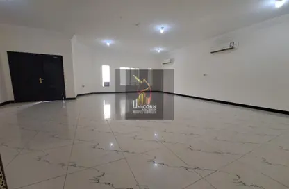 مجمع سكني - 5 غرف نوم - 4 حمامات للايجار في شارع ام السنيم - عين خالد - الدوحة