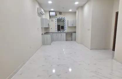 Apartment - 3 Bedrooms - 2 Bathrooms for rent in Umm Ghuwalina - Umm Ghuwailina - Doha