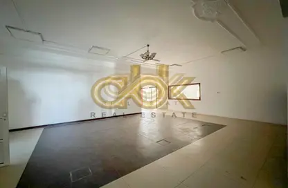 Whole Building - Studio - 4 Bathrooms for rent in New Salata - Salata - Doha