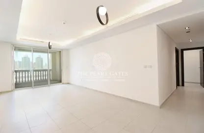 Empty Room image for: Apartment - 2 Bedrooms - 3 Bathrooms for rent in Viva West - Viva Bahriyah - The Pearl Island - Doha, Image 1