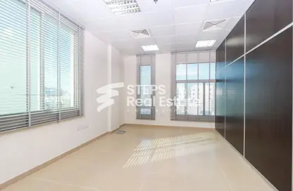 مساحات مكتبية - استوديو - 1 حمام للايجار في مبنى رمادا التجاري - شارع الروابي - المنتزه - الدوحة