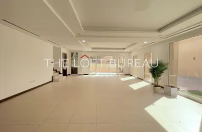 فيلا - 4 غرف نوم - 5 حمامات للايجار في البوابة الشرقية - بحيرة وست لاجون - الدوحة