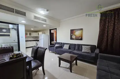 Living / Dining Room image for: Apartment - 1 Bedroom - 2 Bathrooms for rent in Umm Ghuwailina - Doha, Image 1
