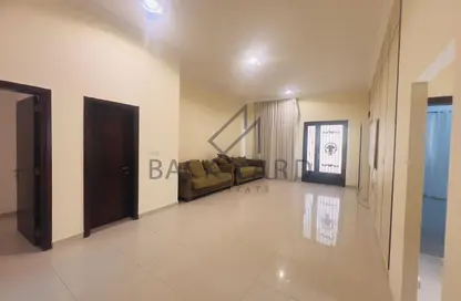 فيلا - 3 غرف نوم - 4 حمامات للايجار في شارع عمار بن ياسر - العزيزية - الدوحة