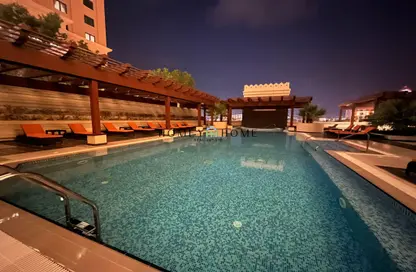 صورة لـ حوض سباحة شقة - غرفة نوم - 2 حمامات للايجار في بورتو أرابيا - جزيرة اللؤلؤة - الدوحة ، صورة رقم 1