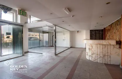 محل تجاري - استوديو للايجار في شارع عين السودان - طريق مسيعيد - الوكرة