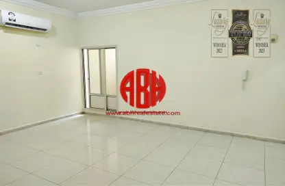 شقة - 2 غرف نوم - 2 حمامات للايجار في شارع عقبة بن نافع - طريق المطار القديم - الدوحة