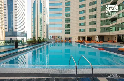 صورة لـ حوض سباحة شقة - 3 غرف نوم - 3 حمامات للايجار في برج بفرلي هيلز - الخليج الجنوبي - الخليج الغربي - الدوحة ، صورة رقم 1