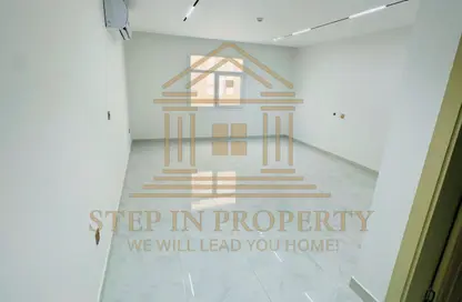 شقة - 2 غرف نوم - 3 حمامات للايجار في شارع المنتصر بن عمر - مدينة خليفة - الدوحة