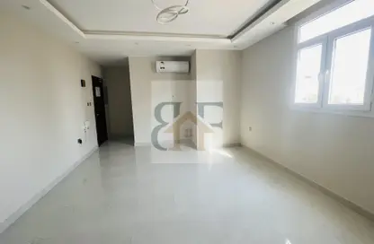 شقة - 2 غرف نوم - 2 حمامات للايجار في فريج عبد العزيز - الدوحة