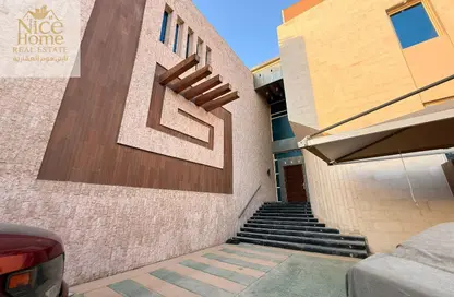 فيلا - 8 غرف نوم - 6 حمامات للايجار في الوعب - الدوحة