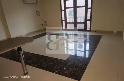 شقة - 2 غرف نوم - 2 حمامات للايجار في شارع المطار القديم - طريق المطار القديم - الدوحة