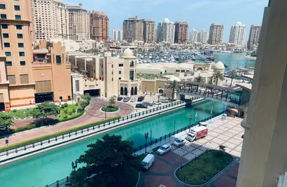 شقة - 2 غرف نوم - 3 حمامات للايجار في طريق بورتو الشرقي - بورتو أرابيا - جزيرة اللؤلؤة - الدوحة