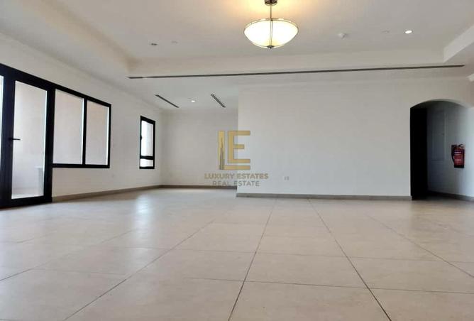 972417 - Property Image 2