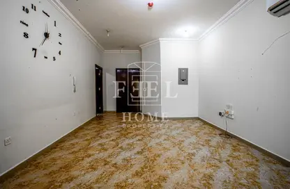 Empty Room image for: Apartment - 2 Bedrooms - 2 Bathrooms for rent in Al Nasr Street - Al Nasr - Doha, Image 1