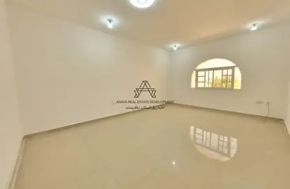 Villa - 2 Bedrooms - 1 Bathroom for rent in Umm Al Seneem Street - Ain Khaled - Doha