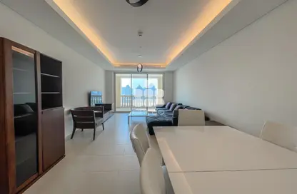 Living / Dining Room image for: Apartment - 2 Bedrooms - 4 Bathrooms for rent in Viva East - Viva Bahriyah - The Pearl Island - Doha, Image 1