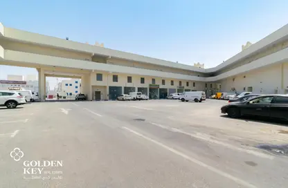 محل تجاري - استوديو - 2 حمامات للايجار في شارع الصناعية الشرقي - بركة العوامر - الوكرة