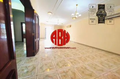 مجمع سكني - 3 غرف نوم - 5 حمامات للايجار في سوق الغرافة - الغرافة - الدوحة