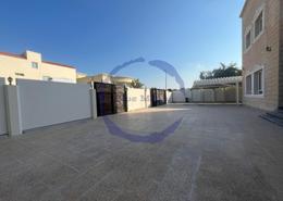 صورةتراس لـ: فيلا - 8 غرف نوم - 8 حمامات للكراء في الدفنة - الدفينة - الدوحة, صورة 1