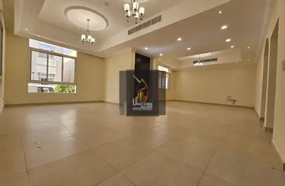 مجمع سكني - 5 غرف نوم - 6 حمامات للايجار في الغرافة - الغرافة - الدوحة