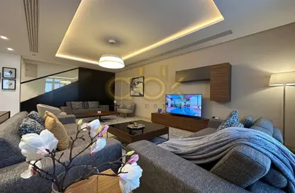 Living Room image for: Duplex - 3 Bedrooms - 5 Bathrooms for rent in Al Jazeera Street - Fereej Bin Mahmoud North - Fereej Bin Mahmoud - Doha, Image 1