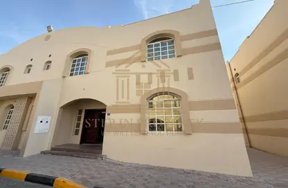 Villa - 5 Bedrooms - 4 Bathrooms for rent in Umm Al Seneem Street - Ain Khaled - Doha
