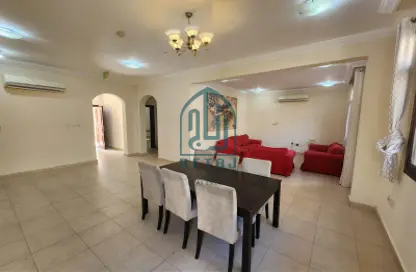صورة لـ غرفة المعيشة / غرفة الطعام فيلا - 7 غرف نوم - 7 حمامات للايجار في شارع  بو هامو - أبو هامور - الدوحة ، صورة رقم 1