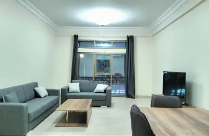 صورة لـ غرفة المعيشة شقة - 2 غرف نوم - 3 حمامات للايجار في أم غويلينا 4 - أم غويلينا - الدوحة ، صورة رقم 1