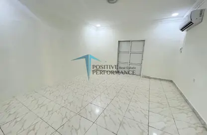 شقة - 4 غرف نوم - 2 حمامات للايجار في شارع المطار القديم - طريق المطار القديم - الدوحة