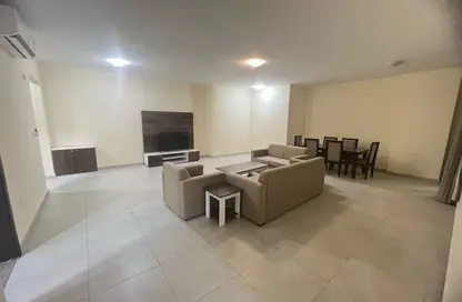 Apartment - 2 Bedrooms - 2 Bathrooms for rent in Umm Ghwailina Comm - Umm Ghuwalina - Umm Ghuwailina - Doha