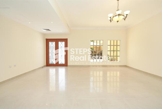 Villa - 4 Bedrooms - 4 Bathrooms for rent in Umm Al Seneem Street - Ain Khaled - Doha