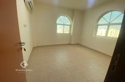 شقة - 3 غرف نوم - 2 حمامات للايجار في شارع سالاجا - دوحة الجديد - الدوحة