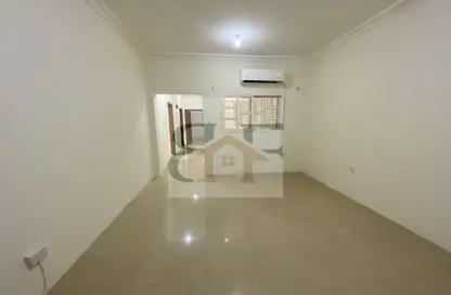 Apartment - 2 Bedrooms - 1 Bathroom for rent in Bin Omran - Fereej Bin Omran - Doha