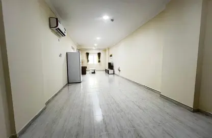 Apartment - 1 Bedroom - 1 Bathroom for rent in Umm Ghwailina Comm - Umm Ghuwalina - Umm Ghuwailina - Doha