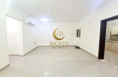 Apartment - 1 Bedroom - 1 Bathroom for rent in Umm Ghwailina Comm - Umm Ghuwalina - Umm Ghuwailina - Doha