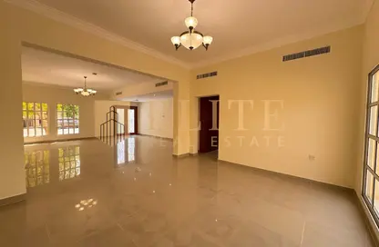 فيلا - 4 غرف نوم - 5 حمامات للايجار في فلل عين خالد - عين خالد - الدوحة