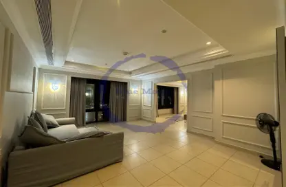صورة لـ غرفة المعيشة شقة - 2 غرف نوم - 2 حمامات للايجار في طريق بورتو الشرقي - بورتو أرابيا - جزيرة اللؤلؤة - الدوحة ، صورة رقم 1